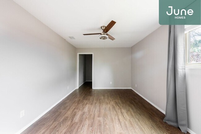 Building Photo - ROOM ONLY in 3-bed/2.0-bath Home