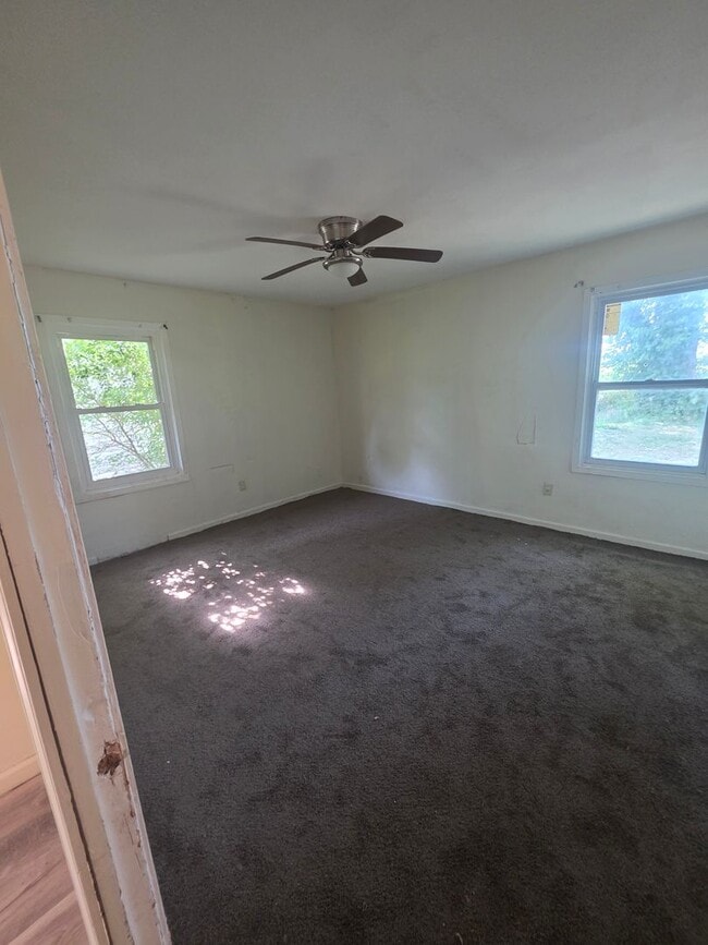 Building Photo - 4BD/1 BA nicely updated home
