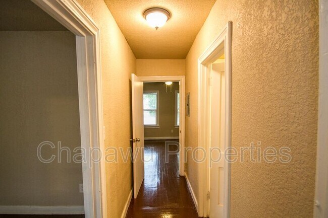 Building Photo - 930 Poinsettia St