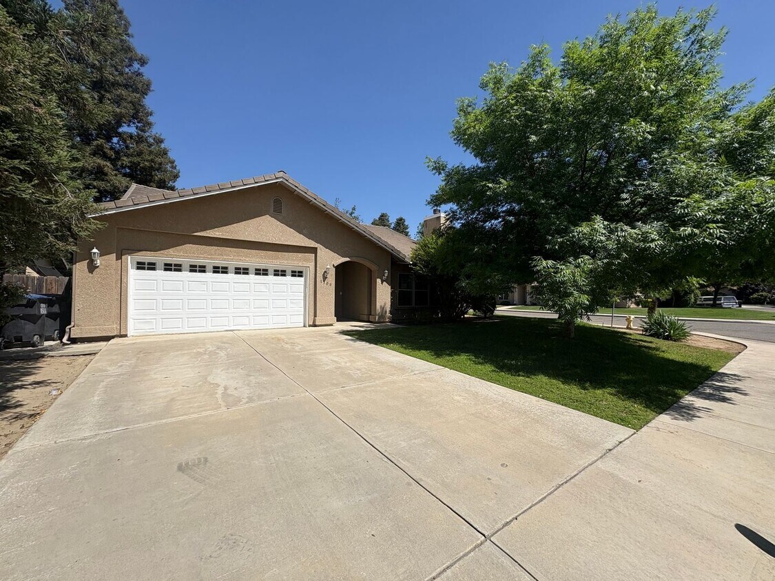 Foto principal - Gorgeous 4 Bedroom in NW Visalia!