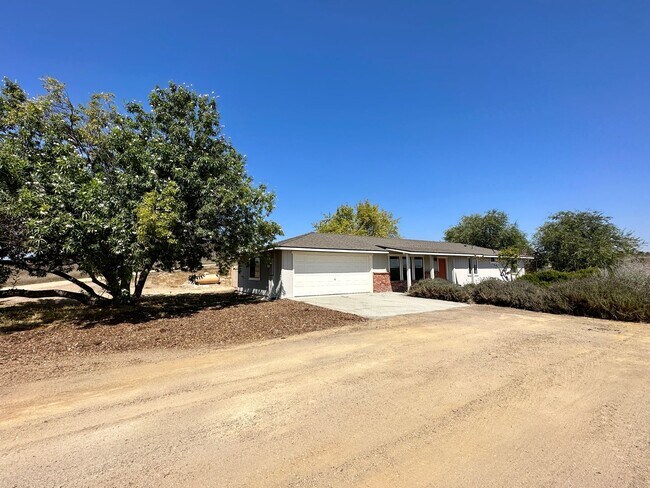 Building Photo - Templeton Country 3 Bedroom 2-bathroom sin...