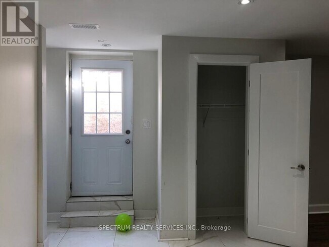 Building Photo - 498 Wettlaufer Terrace