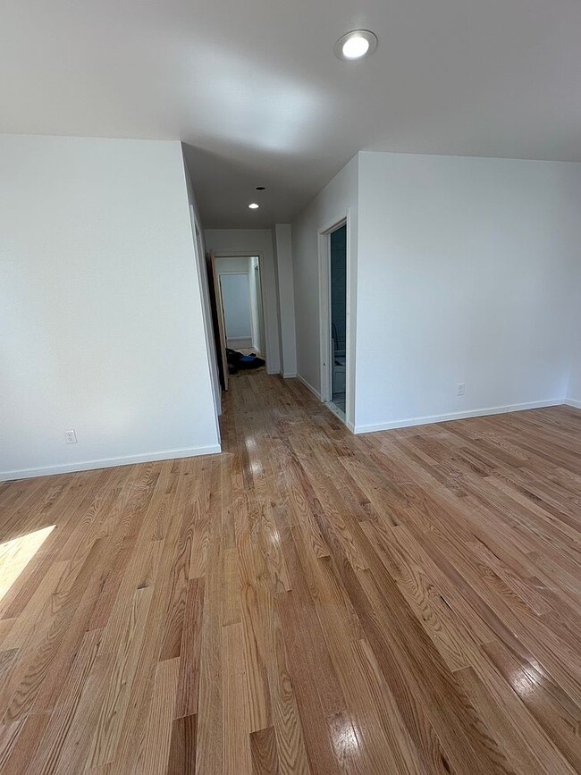 Building Photo - 543 3rd Ave