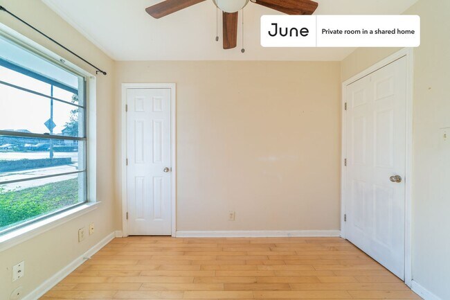 Building Photo - Private bedroom in 4 bed/3 bath Home
