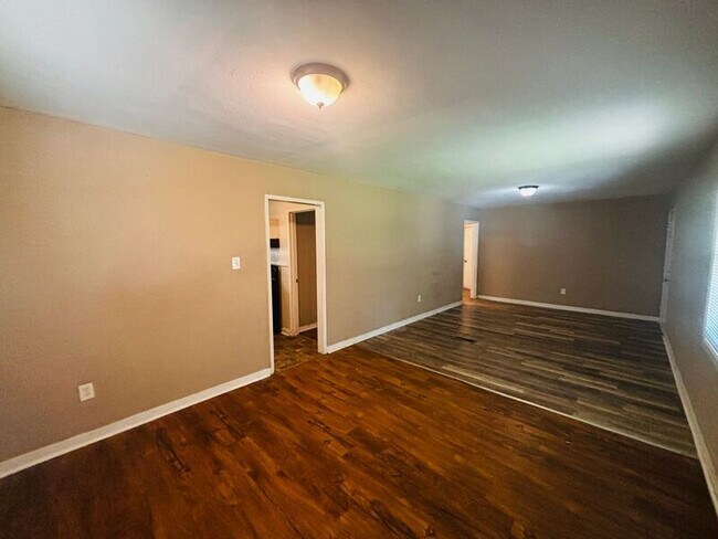 Foto del edificio - 3084 Oak Forest Dr