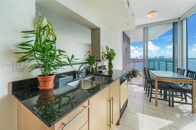 Foto del edificio - 335 S Biscayne Blvd