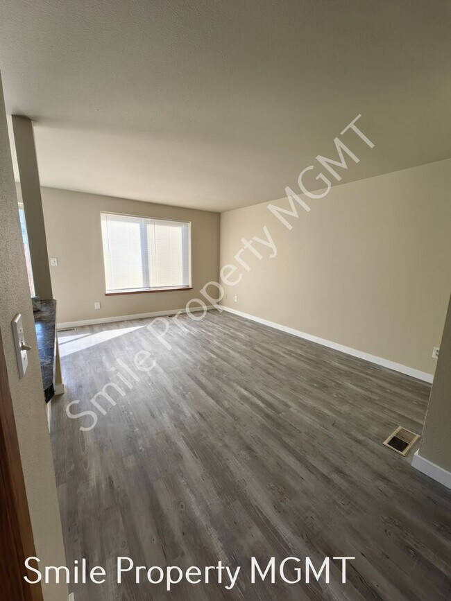 Foto del edificio - Recently updated New LVP Flooring, New Interior Painting, New Refrigerator.