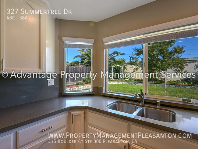 Foto del edificio - 327 Summertree Dr