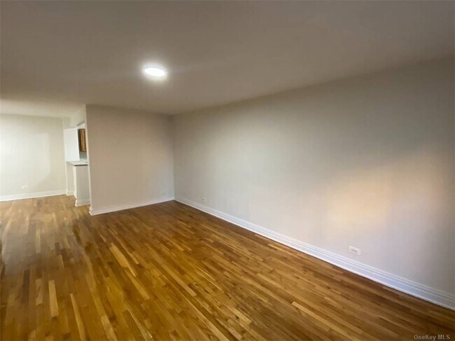 Foto del edificio - 67-15 102nd St