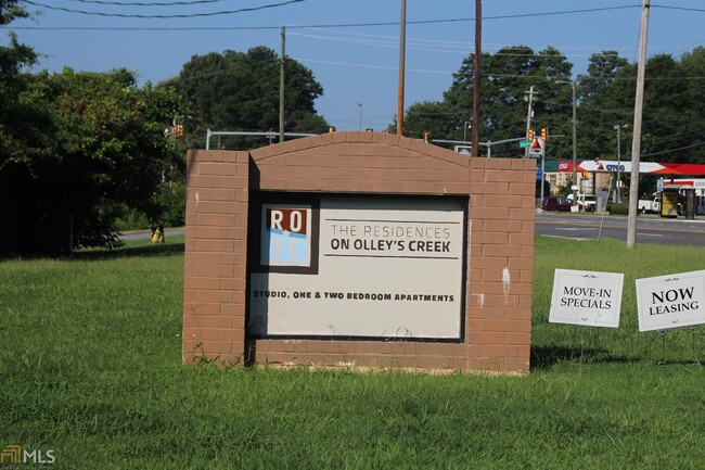 Building Photo - 815 S Cobb Dr SE