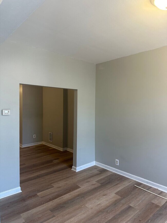 Building Photo - Newly Renovated! Spacious Rooms! W/D! Avai...