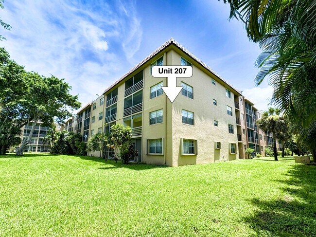 Building Photo - 10120 Boca Entrada Blvd