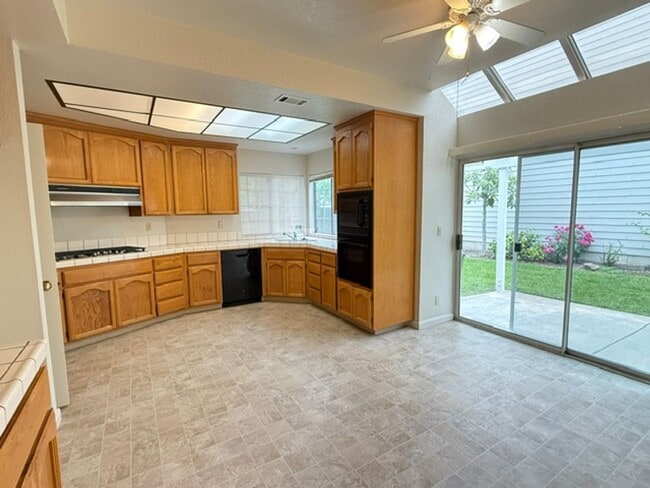 Building Photo - Spacious 3 Bedroom 2.5 Bath Two Story Home in Desirable Almaden Neighborhood