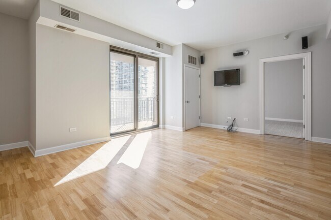 Foto del edificio - 451 W Huron St