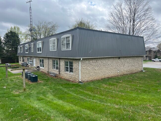 8 unidades construidas en 1971 - 701-709 Etzler Dr