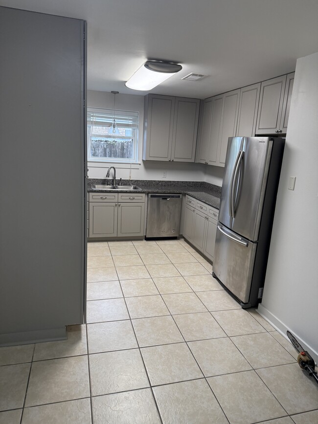 Building Photo - 9734 Mint Dr