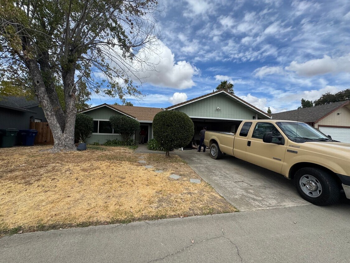 Foto principal - Located in a great neighborhood, 3-4 bedro...