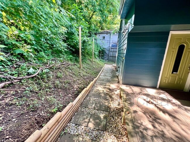 Building Photo - 187 Poplar St