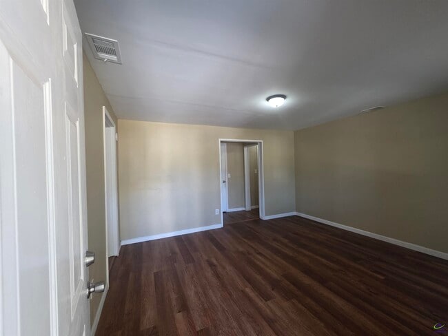 Building Photo - 811 Lewis St