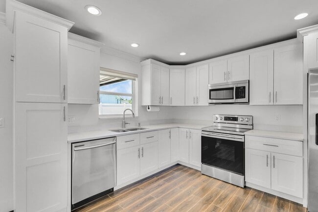 Photo - 204 W Whitney Drive House
