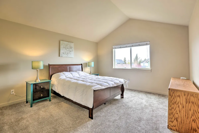 Building Photo - 871 NE Locksley Dr