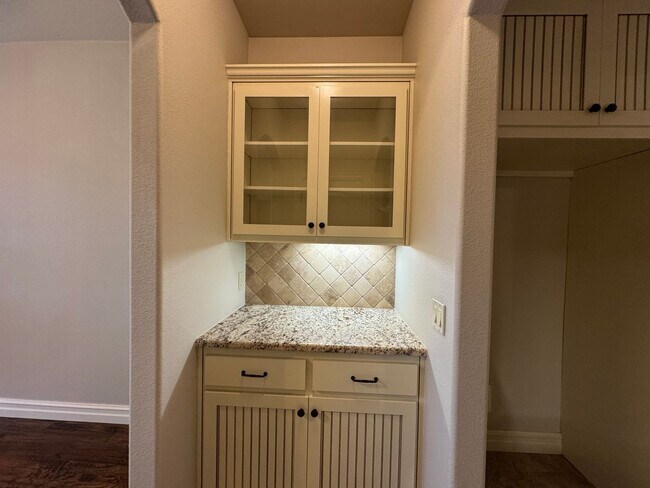 Building Photo - BIXBY - 3 bed, 2 bath, 3 car garage!!