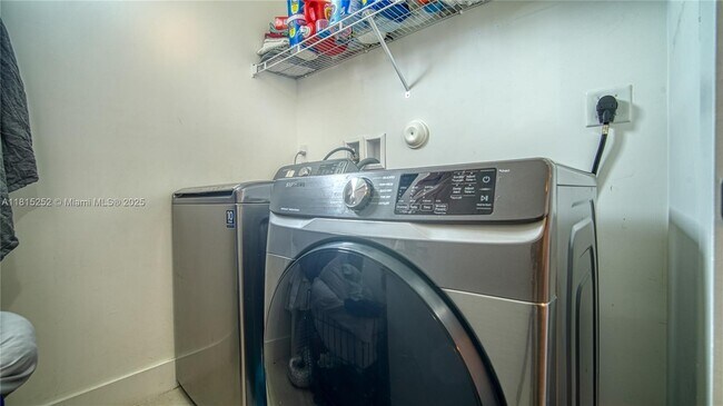 Building Photo - 10360 NW 68th Ter