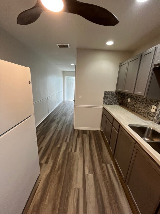 Cocina - 6950 Rosemont Dr