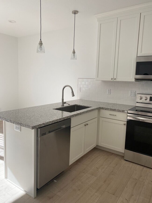 Foto del edificio - 3 BED, 2.5 BATH TOWNHOME IN SUGAR CITY WITH THE HOA and INTERNET INCLUDED!!