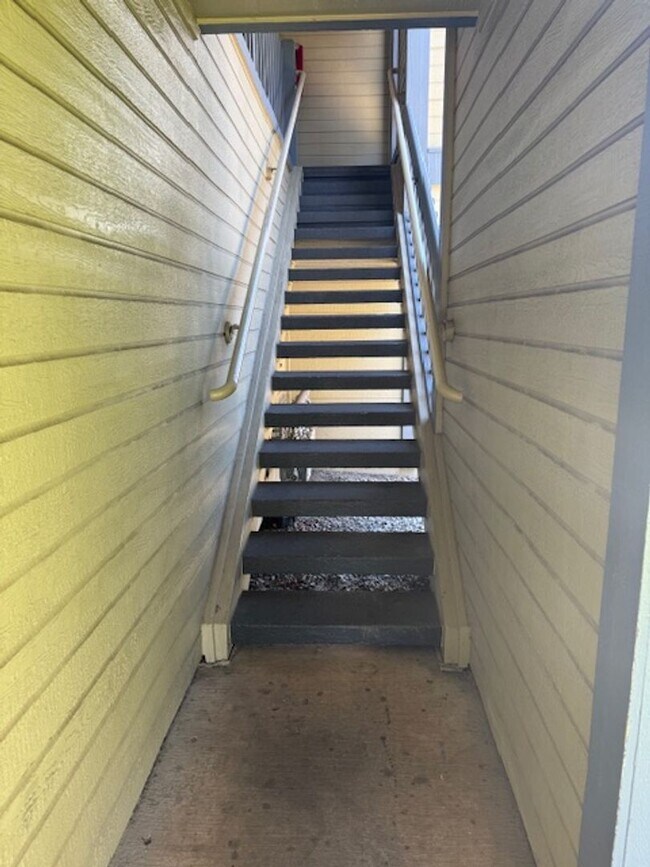 Building Photo - Sunrise Townhouse Available Now
