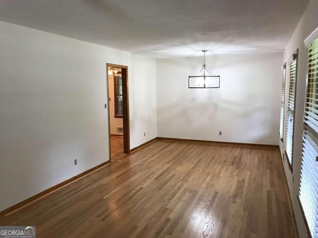 Building Photo - 1321 Marydale Dr SW