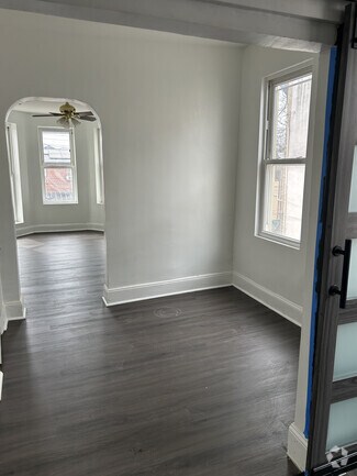 Building Photo - 531 Ashford St