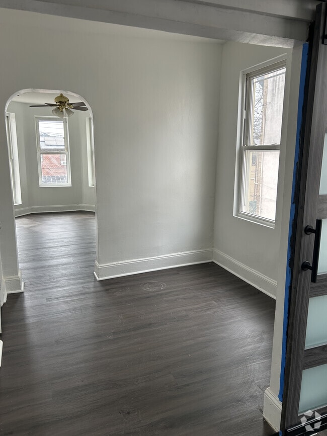 Building Photo - 531 Ashford St