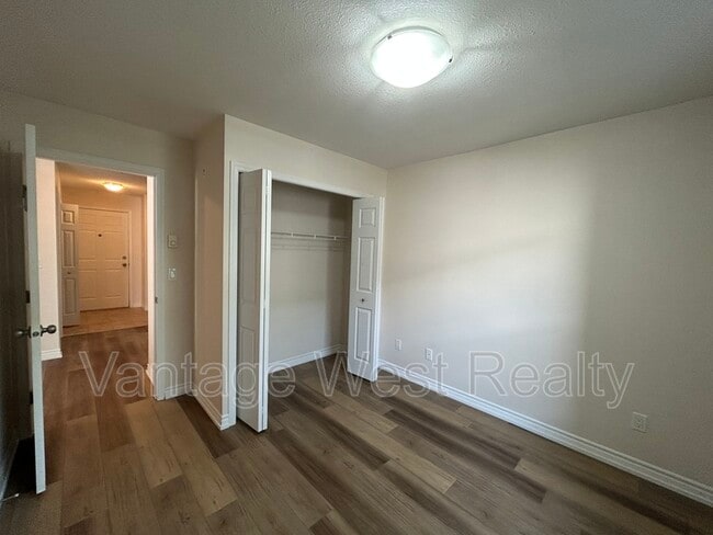 Building Photo - 598-598 Sutherland Ave