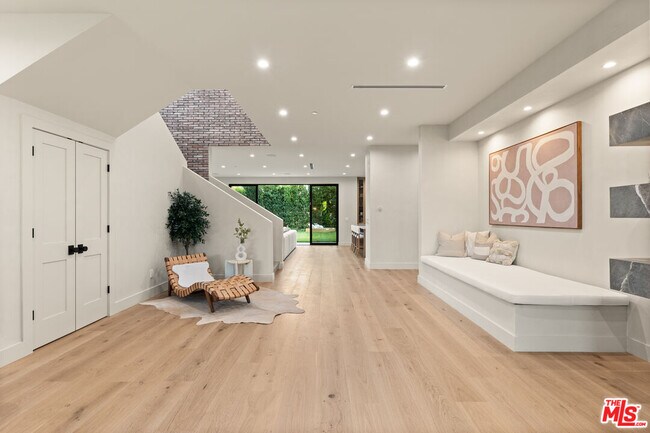 Foto del edificio - 11748 La Maida St