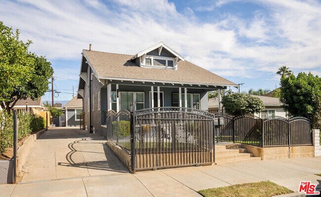 Foto del edificio - 3257 E 2nd St