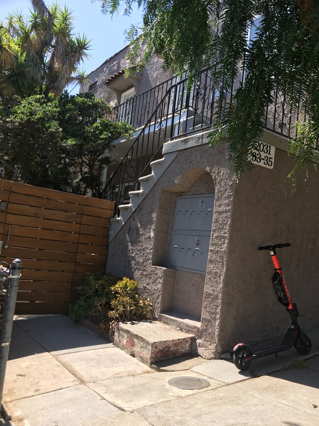 Building Photo - 2033 N Vista del Mar Ave