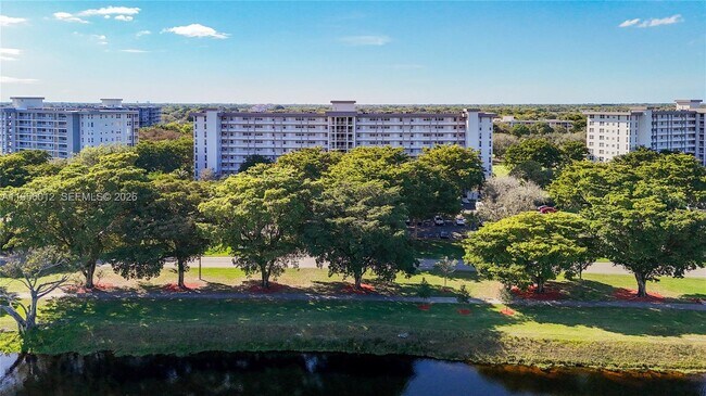 Foto del edificio - 605 Oaks Dr