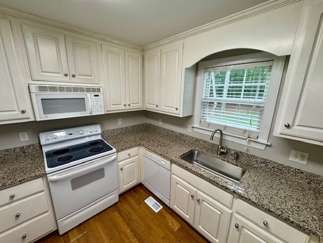 Building Photo - 5 minutes to White Oak!