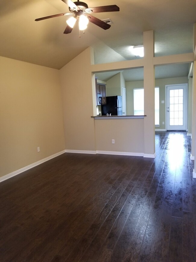 Building Photo - College Station - 3 bedroom / 2 bath / gar...