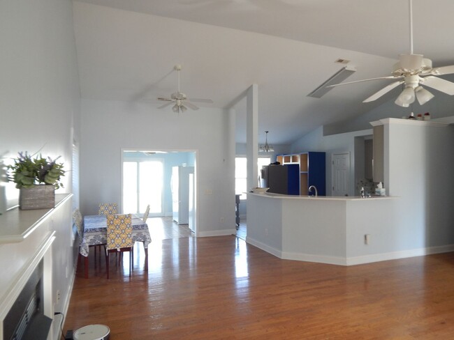 Building Photo - 4 Bedroom 2 Bath in Desirable  Neighborhood