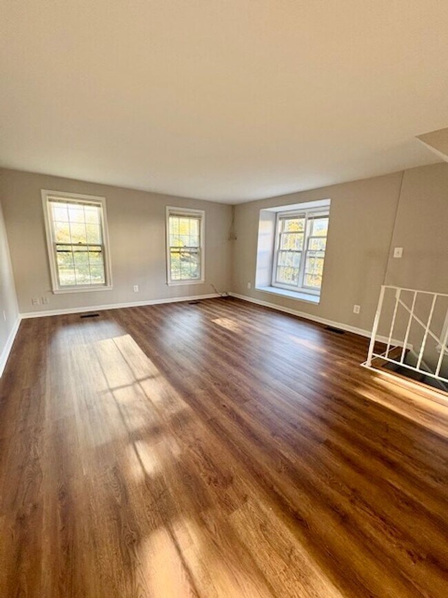 Foto del edificio - Beautiful end-unit townhome. Walkout basem...