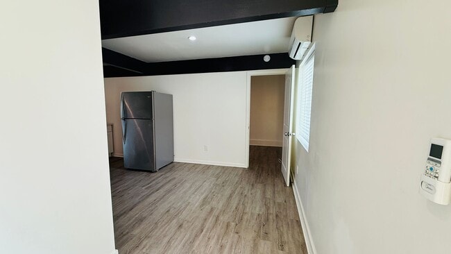 Building Photo - Private and quiet 1-bedroom --Move in ready!