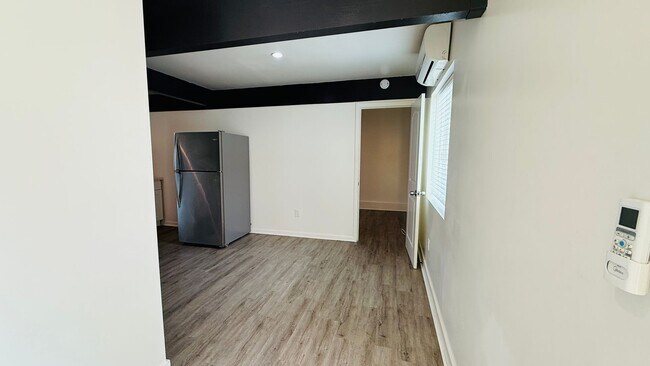 Foto del edificio - Private and quiet 1-bedroom. In-unit laundry!