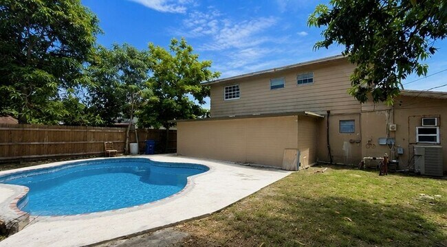 Foto del edificio - 5381 NW 12th St