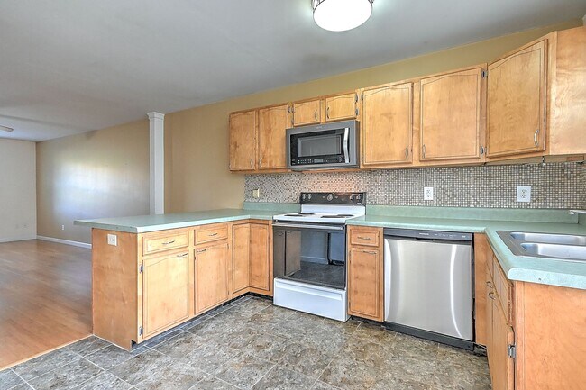 Building Photo - 2305 S Greenwood Dr