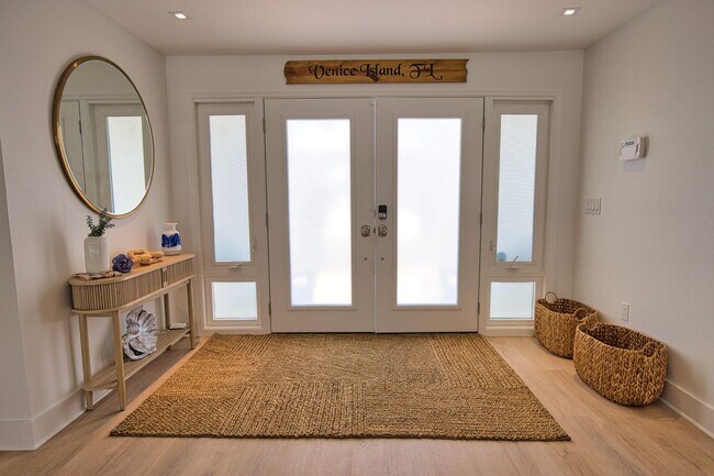 Foto del edificio - Seasonal Venice Island Pool Home half block from Golden Beach deeded access to the Gulf!