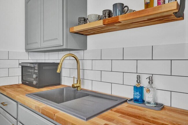 Building Photo - 14 S Swinton Cir