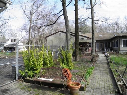 Foto del edificio - 109 Fresh Ponds Rd