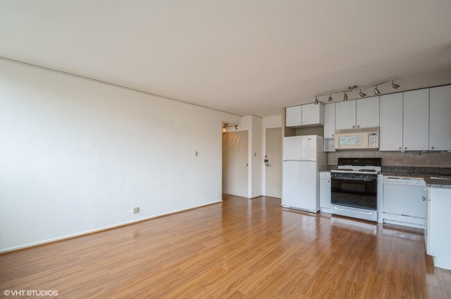 Building Photo - 3950 N Lake Shore Dr